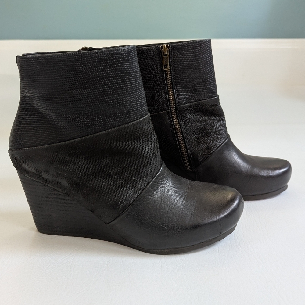 OTBT Dharma Women's Black Textured Leather Wedge Boots Size 10M